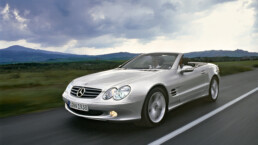 Mercedes-Benz SL 500 der Baureihe R 230. Fahraufnahme von links vorn aus dem Jahr 2001. (Fotosignatur der Archive von Mercedes-Benz Classic: A2001F2627)
