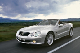 Mercedes-Benz SL 500 der Baureihe R 230. Fahraufnahme von links vorn aus dem Jahr 2001. (Fotosignatur der Archive von Mercedes-Benz Classic: A2001F2627)