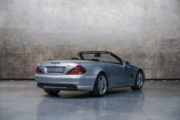 Mercedes-Benz SL 55 AMG der Baureihe R 230. Studioaufnahme von links hinten. (Fotosignatur der Archive von Mercedes-Benz Classic: D732121)
