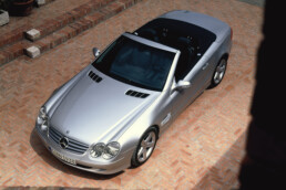 Mercedes-Benz SL 500L der Baureihe R 230. Exterieuraufnahme von oben aus dem Jahr 2001. (Fotosignatur der Archive von Mercedes-Benz Classic: A2001F2711)