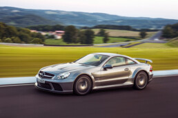 Mercedes-Benz SL 65 AMG Black Series der Baureihe R 230. Fahraufnahme von links vorn. (Fotosignatur der Archive von Mercedes-Benz Classic: 08C538_023)
