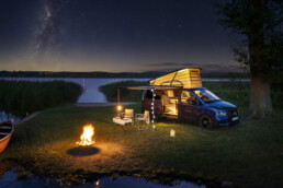 Der neue Mercedes-Benz Marco Polo gefertigt im Mercedes-Benz Werk in Ludwigsfelde – Sodalithblau metallic, MBUX Multimediasystem, Widescreen Cockpit, Polster Leder Lugano schwarz, Camper-Umfänge u.a. Markise, Kleiderschrank, Küchenzeile mit Klapptisch, Drehbare Fahrer- und Beifahrersitze, Sitzliegebank, Aufstelldach mit Dachbett, MBAC Camper-Bedieneinheit (Ausgewählte Features erst im Jahresverlauf 2026 erhältlich; Landesspezifische Vorschriften zum Wildcampen sind zu beachten, Aufnahmen auf Privatgrundstücken entstanden)