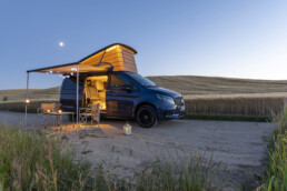 Der neue Mercedes-Benz Marco Polo gefertigt im Mercedes-Benz Werk in Ludwigsfelde – Sodalithblau metallic, MBUX Multimediasystem, Widescreen Cockpit, Polster Leder Lugano schwarz, Camper-Umfänge u.a. Markise, Kleiderschrank, Küchenzeile mit Klapptisch, Drehbare Fahrer- und Beifahrersitze, Sitzliegebank, Aufstelldach mit Dachbett, MBAC Camper-Bedieneinheit (Ausgewählte Features erst im Jahresverlauf 2026 erhältlich; Landesspezifische Vorschriften zum Wildcampen sind zu beachten, Aufnahmen auf Privatgrundstücken entstanden)