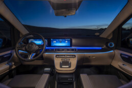 Der neue Mercedes-Benz Marco Polo gefertigt im Mercedes-Benz Werk in Ludwigsfelde – Sodalithblau metallic, MBUX Multimediasystem, Widescreen Cockpit, Polster Leder Lugano schwarz, Camper-Umfänge u.a. Markise, Kleiderschrank, Küchenzeile mit Klapptisch, Drehbare Fahrer- und Beifahrersitze, Sitzliegebank, Aufstelldach mit Dachbett, MBAC Camper-Bedieneinheit (Ausgewählte Features erst im Jahresverlauf 2026 erhältlich; Landesspezifische Vorschriften zum Wildcampen sind zu beachten, Aufnahmen auf Privatgrundstücken entstanden)