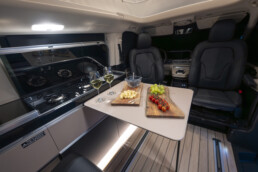 Der neue Mercedes-Benz Marco Polo gefertigt im Mercedes-Benz Werk in Ludwigsfelde – Sodalithblau metallic, MBUX Multimediasystem, Widescreen Cockpit, Polster Leder Lugano schwarz, Camper-Umfänge u.a. Markise, Kleiderschrank, Küchenzeile mit Klapptisch, Drehbare Fahrer- und Beifahrersitze, Sitzliegebank, Aufstelldach mit Dachbett, MBAC Camper-Bedieneinheit (Ausgewählte Features erst im Jahresverlauf 2026 erhältlich; Landesspezifische Vorschriften zum Wildcampen sind zu beachten, Aufnahmen auf Privatgrundstücken entstanden)