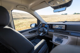 Der neue Mercedes-Benz Marco Polo gefertigt im Mercedes-Benz Werk in Ludwigsfelde – Sodalithblau metallic, MBUX Multimediasystem, Widescreen Cockpit, Polster Leder Lugano schwarz, Camper-Umfänge u.a. Markise, Kleiderschrank, Küchenzeile mit Klapptisch, Drehbare Fahrer- und Beifahrersitze, Sitzliegebank, Aufstelldach mit Dachbett, MBAC Camper-Bedieneinheit (Ausgewählte Features erst im Jahresverlauf 2026 erhältlich; Landesspezifische Vorschriften zum Wildcampen sind zu beachten, Aufnahmen auf Privatgrundstücken entstanden)