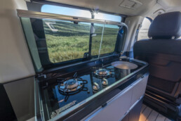 Der neue Mercedes-Benz Marco Polo gefertigt im Mercedes-Benz Werk in Ludwigsfelde – Sodalithblau metallic, MBUX Multimediasystem, Widescreen Cockpit, Polster Leder Lugano schwarz, Camper-Umfänge u.a. Markise, Kleiderschrank, Küchenzeile mit Klapptisch, Drehbare Fahrer- und Beifahrersitze, Sitzliegebank, Aufstelldach mit Dachbett, MBAC Camper-Bedieneinheit (Ausgewählte Features erst im Jahresverlauf 2026 erhältlich; Landesspezifische Vorschriften zum Wildcampen sind zu beachten, Aufnahmen auf Privatgrundstücken entstanden)