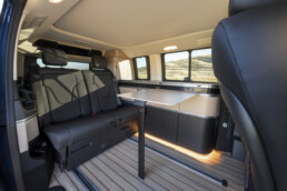 Der neue Mercedes-Benz Marco Polo gefertigt im Mercedes-Benz Werk in Ludwigsfelde – Sodalithblau metallic, MBUX Multimediasystem, Widescreen Cockpit, Polster Leder Lugano schwarz, Camper-Umfänge u.a. Markise, Kleiderschrank, Küchenzeile mit Klapptisch, Drehbare Fahrer- und Beifahrersitze, Sitzliegebank, Aufstelldach mit Dachbett, MBAC Camper-Bedieneinheit (Ausgewählte Features erst im Jahresverlauf 2026 erhältlich; Landesspezifische Vorschriften zum Wildcampen sind zu beachten, Aufnahmen auf Privatgrundstücken entstanden)