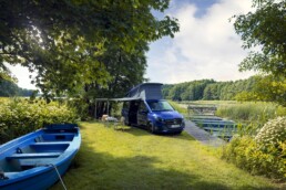 Der neue Mercedes-Benz Marco Polo gefertigt im Mercedes-Benz Werk in Ludwigsfelde – Sodalithblau metallic, MBUX Multimediasystem, Widescreen Cockpit, Polster Leder Lugano schwarz, Camper-Umfänge u.a. Markise, Kleiderschrank, Küchenzeile mit Klapptisch, Drehbare Fahrer- und Beifahrersitze, Sitzliegebank, Aufstelldach mit Dachbett, MBAC Camper-Bedieneinheit (Ausgewählte Features erst im Jahresverlauf 2026 erhältlich; Landesspezifische Vorschriften zum Wildcampen sind zu beachten; Aufnahmen auf Privatgrundstücken entstanden)