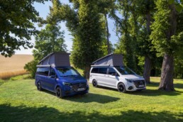 Der neue Mercedes-Benz Marco Polo gefertigt im Mercedes-Benz Werk in Ludwigsfelde – Sodalithblau metallic, MBUX Multimediasystem, Widescreen Cockpit, Polster Leder Lugano schwarz, Camper-Umfänge u.a. Markise, Kleiderschrank, Küchenzeile mit Klapptisch, Drehbare Fahrer- und Beifahrersitze, Sitzliegebank, Aufstelldach mit Dachbett, MBAC Camper-Bedieneinheit (Ausgewählte Features erst im Jahresverlauf 2026 erhältlich; Landesspezifische Vorschriften zum Wildcampen sind zu beachten; Aufnahmen auf Privatgrundstücken entstanden)