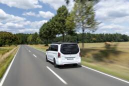 Der neue Mercedes-Benz Marco Polo HORIZON gefertigt im Mercedes-Benz Werk in Ludwigsfelde – Bergkristallweiß metallic, MBUX Multimediasystem, Widescreen Cockpit, Polster Leder Lugano schwarz, Camper-Umfänge u.a. Markise, Drehbare Fahrer- und Beifahrersitze, Sitzliegebank, Aufstelldach mit Dachbett (Ausgewählte Features erst im Jahresverlauf 2026 erhältlich; Landesspezifische Vorschriften zum Wildcampen sind zu beachten; Aufnahmen auf Privatgrundstücken entstanden)
