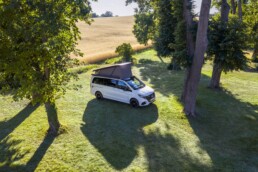 Der neue Mercedes-Benz Marco Polo HORIZON gefertigt im Mercedes-Benz Werk in Ludwigsfelde – Bergkristallweiß metallic, MBUX Multimediasystem, Widescreen Cockpit, Polster Leder Lugano schwarz, Camper-Umfänge u.a. Markise, Drehbare Fahrer- und Beifahrersitze, Sitzliegebank, Aufstelldach mit Dachbett (Ausgewählte Features erst im Jahresverlauf 2026 erhältlich; Landesspezifische Vorschriften zum Wildcampen sind zu beachten; Aufnahmen auf Privatgrundstücken entstanden)