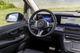 Der neue Mercedes-Benz Marco Polo HORIZON gefertigt im Mercedes-Benz Werk in Ludwigsfelde – Bergkristallweiß metallic, MBUX Multimediasystem, Widescreen Cockpit, Polster Leder Lugano schwarz, Camper-Umfänge u.a. Markise, Drehbare Fahrer- und Beifahrersitze, Sitzliegebank, Aufstelldach mit Dachbett (Ausgewählte Features erst im Jahresverlauf 2026 erhältlich; Landesspezifische Vorschriften zum Wildcampen sind zu beachten; Aufnahmen auf Privatgrundstücken entstanden)