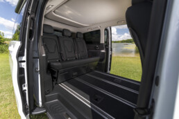 Der neue Mercedes-Benz Marco Polo HORIZON gefertigt im Mercedes-Benz Werk in Ludwigsfelde – Bergkristallweiß metallic, MBUX Multimediasystem, Widescreen Cockpit, Polster Leder Lugano schwarz, Camper-Umfänge u.a. Markise, Drehbare Fahrer- und Beifahrersitze, Sitzliegebank, Aufstelldach mit Dachbett (Ausgewählte Features erst im Jahresverlauf 2026 erhältlich; Landesspezifische Vorschriften zum Wildcampen sind zu beachten; Aufnahmen auf Privatgrundstücken entstanden)