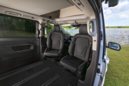 Der neue Mercedes-Benz Marco Polo HORIZON gefertigt im Mercedes-Benz Werk in Ludwigsfelde – Bergkristallweiß metallic, MBUX Multimediasystem, Widescreen Cockpit, Polster Leder Lugano schwarz, Camper-Umfänge u.a. Markise, Drehbare Fahrer- und Beifahrersitze, Sitzliegebank, Aufstelldach mit Dachbett (Ausgewählte Features erst im Jahresverlauf 2026 erhältlich; Landesspezifische Vorschriften zum Wildcampen sind zu beachten; Aufnahmen auf Privatgrundstücken entstanden)