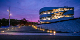 Das Mercedes-Benz Museum als Eventlocation: Jedes Jahr finden dort mehr als 100 Veranstaltungen von Kunden statt. Die besondere Architektur und die Ausstellung mit Fahrzeugen und anderen Exponaten aus der Automobil- und Mobilitätsgeschichte seit 1886 verleihen jedem Event ein einmaliges Ambiente mit hoher Exklusivität. Foto: Thomas Niedermüller. (Fotosignatur der Mercedes-Benz Classic Archive: D845314)