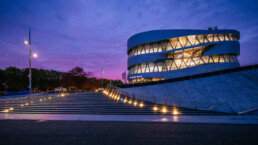 Das Mercedes-Benz Museum als Eventlocation: Jedes Jahr finden dort mehr als 100 Veranstaltungen von Kunden statt. Die besondere Architektur und die Ausstellung mit Fahrzeugen und anderen Exponaten aus der Automobil- und Mobilitätsgeschichte seit 1886 verleihen jedem Event ein einmaliges Ambiente mit hoher Exklusivität. Foto: Thomas Niedermüller. (Fotosignatur der Mercedes-Benz Classic Archive: D845314)