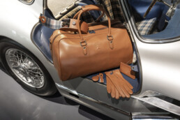 Mercedes-Benz Classic Drivers‘ Collection. Weekender (Artikel B66057003), Brillenetui Leder (Artikel B66057004), Lederhandschuhe Damen (Artikel B66057356), Schlüsselanhänger (Artikel B66058303 und B66058305) sowie Key Pouch Leder (Artikel B66058308). (Fotosignatur der Archive von Mercedes-Benz Classic: D819399)