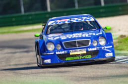 Bernd Mayländer gewinnt mit dem Mercedes-Benz CLK-DTM das DTM-Saisonfinale am 7. Oktober 2001 auf dem Hockenheimring. (Fotosignatur der Archive von Mercedes-Benz Classic: 00088368)