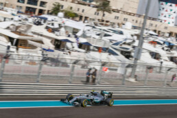 Saisonabschlussrennen der Formel 1 in Abu Dhabi, 27. November 2016. Der spätere Zweitplatzierte Nico Rosberg im Mercedes F1 W07 Hybrid. Mit diesem Erfolg sichert er sich den Weltmeisterschaftstitel. (Fotosignatur der Archive von Mercedes-Benz Classic: M51785)