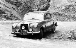 Rallye Monte Carlo, 15. bis 23. Januar 1956. Walter Schock und Rolf Moll (Startnummer 241) mit einem Mercedes-Benz 220 a (W 180), während einer Sonderprüfung bei La Turbie. Das Duo belegt den zweiten Platz. (Fotosignatur der Archive von Mercedes-Benz Classic: R9734)