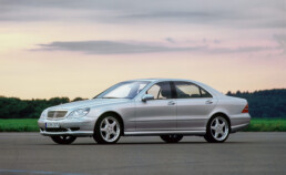 Mercedes-Benz S 63 AMG lang (V 220), vorgestellt auf der Internationalen Automobil-Ausstellung in Frankfurt am Main 2001. (Fotosignatur der Archive von Mercedes-Benz Classic: A2001F2891)