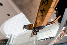 Klemm-Daimler Leichtflugzeug L 20 im Mercedes-Benz Museum. Raum Mythos 3: Umbrüche – Diesel und Kompressor. Das Exponat ist dem „Kamerad“ des Freiherrn von Koenig-Warthausen nachgestaltet, den dieser für seine Weltumrundung nutzte. (Fotosignatur der Archive von Mercedes-Benz Classic: D516271)