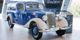 Mercedes-Benz 170 V Kasten-Lieferwagen mit „Sindelfinger Karosserie“ von 1952, ehemaliges Servicefahrzeug des Mercedes-Benz Kundendienstes in der Schweiz. Foto aus der Sonderausstellung „130 Jahre Nutzfahrzeuge“ des Mercedes-Benz Museums. Gesamtansicht von rechts vorn. Foto: Thomas Niedermüller. (Fotosignatur der Archive von Mercedes-Benz Classic: D888947)