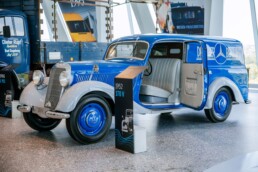 Mercedes-Benz 170 V Kasten-Lieferwagen mit „Sindelfinger Karosserie“ von 1952, ehemaliges Servicefahrzeug des Mercedes-Benz Kundendienstes in der Schweiz. Foto aus der Sonderausstellung „130 Jahre Nutzfahrzeuge“ des Mercedes-Benz Museums. Gesamtansicht von links mit geöffneter Fahrertür. Foto: Thomas Niedermüller. (Fotosignatur der Archive von Mercedes-Benz Classic: D888964)
