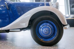 Mercedes-Benz 170 V Kasten-Lieferwagen mit „Sindelfinger Karosserie“ von 1952, ehemaliges Servicefahrzeug des Mercedes-Benz Kundendienstes in der Schweiz. Foto aus der Sonderausstellung „130 Jahre Nutzfahrzeuge“ des Mercedes-Benz Museums. Detailaufnahme des rechten Vorderrads und des in grauer Kontrastfarbe lackierten Kotflügels. Foto: Thomas Niedermüller. (Fotosignatur der Archive von Mercedes-Benz Classic: D888950)