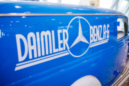 Mercedes-Benz 170 V Kasten-Lieferwagen mit „Sindelfinger Karosserie“ von 1952, ehemaliges Servicefahrzeug des Mercedes-Benz Kundendienstes in der Schweiz. Foto aus der Sonderausstellung „130 Jahre Nutzfahrzeuge“ des Mercedes-Benz Museums. Detailaufnahme der Beschriftung des Aufbaus. Foto: Thomas Niedermüller. (Fotosignatur der Archive von Mercedes-Benz Classic: D888971)