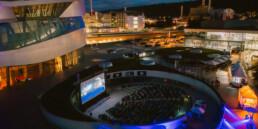Open Air Kino am Mercedes-Benz Museum. Foto aus dem Jahr 2025. Foto: Elias Hoh. (Fotosignatur der Archive von Mercedes-Benz Classic: D867450)