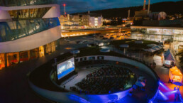 Open Air Kino am Mercedes-Benz Museum. Foto aus dem Jahr 2025. Foto: Elias Hoh. (Fotosignatur der Archive von Mercedes-Benz Classic: D867450)