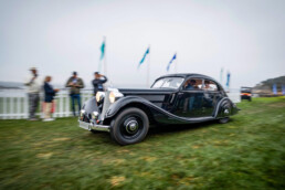 Ästhetik der Geschwindigkeit: Mercedes-Benz 320 Stromlinienlimousine (W 142, 1938) bei der Dawn Patrol des Pebble Beach Concours d’Elegance 2026. Foto: David Stegmaier.