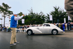 Ästhetik der Geschwindigkeit: Der Mercedes-Benz 540 K Stromlinienwagen (W 29, 1938) führte die Tour d’Elegance der Pebble Beach Automotive Week 2026 an. Foto: Jensen Larson.