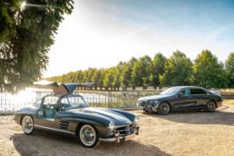 Mercedes-Benz Classic beim Concours of Elegance at Hampton Court Palace. Foto aus dem Jahr 2026. Links ein Mercedes-Benz 300 SL „Flügeltürer“-Coupé (W 198), rechts ein Mercedes-Benz S 500 4MATIC Langversion (Baureihe 223). Foto: Craig Pusey.