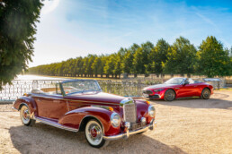 Mercedes-Benz Classic beim Concours of Elegance at Hampton Court Palace. Foto aus dem Jahr 2026. Links ein Mercedes-Benz 300 Sc Roadster (W 188), rechts ein Mercedes-Maybach SL 680 Monogram Series (R 232). Foto: Craig Pusey.