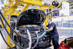 Aktuell wird der neue GLA in der Montagehalle 4.0 gebaut. Jetzt investiert Mercedes-Benz einen niedrigen dreistelligen Millionenbetrag in den Umbau der benachbarten Montagehalle 4.1, in der die Produktion des Modells ab 2027 erfolgen wird.