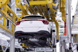 Das Mercedes-Benz Werk Rastatt produziert seit 1992 und ist mit rund 7.000 Beschäftigten der größte Arbeitgeber der Region. Gefertigt wird antriebsflexibel: Hybride und vollelektrische Fahrzeuge laufen auf derselben Linie wie Fahrzeuge mit konventionellem Antrieb.