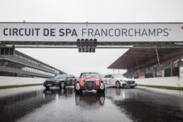 „140 Years. 140 Places.“ – die neue S-Klasse in Spa-Francorchamps (Belgien), einer der anspruchsvollsten Rennstrecken der Welt, mit der Rennsportlegende „Rote Sau“, dem AMG 300 SEL 6.8.