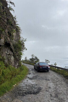 Die „140 Jahre. 140 Plätze“ Reise führt durch die Höhen des Nationalparks Itatiaia und bringt die S-Klasse auf eine der höchstgelegenen befahrbaren Strecken Brasiliens. Mit zunehmender Höhe wandelt sich die Landschaft von weiten Horizonten zu anspruchsvollen Gebirgspässen. Die S-Klasse meistert die Strecke souverän und vermittelt in jeder Kurve ein Gefühl von Sicherheit.