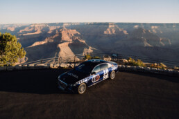140 Years. 140 Places. Die neue S‑Klasse am Grand Canyon in Arizona/USA – gemeinsam mit dem Mercedes‑Benz AMG GLE 53 HYBRID (Mercedes‑AMG GLE 53 HYBRID 4MATIC+ | Energieverbrauch gewichtet, kombiniert: 4,2–3,8 l/100 km + 22,6–22,1 kWh/100 km | Kraftstoffverbrauch kombiniert bei entladener Batterie: 10,9–10,4 l/100 km | CO₂‑Emissionen gewichtet, kombiniert: 96–86 g/km | CO₂‑Klasse gewichtet, kombiniert: C–B | CO₂‑Klasse bei entladener Batterie: G*)