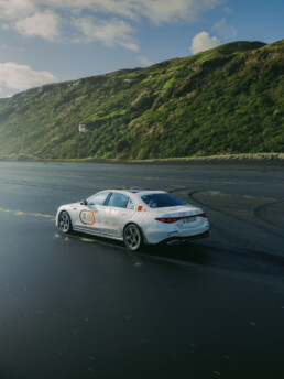 140 Years. 140 Places. Die neue S‑Klasse ist in Neuseeland angekommen – mit Impressionen vom Classic Meet am Ardmore Airport, vom Kariotahi Beach, dem Southward Car Museum sowie von der Fahrt auf der Desert Road