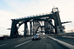 140 Years. 140 Places. Die neue S‑Klasse ist in Australien angekommen – Impressionen aus Sydney mit Stopps beim Mercedes-Benz Studio und einem Konvoi mit Mercedes-Benz Classic Cars über die Harbour Bridge
